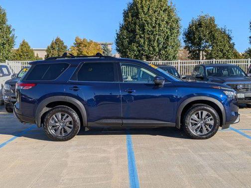 2022 Nissan Pathfinder SV