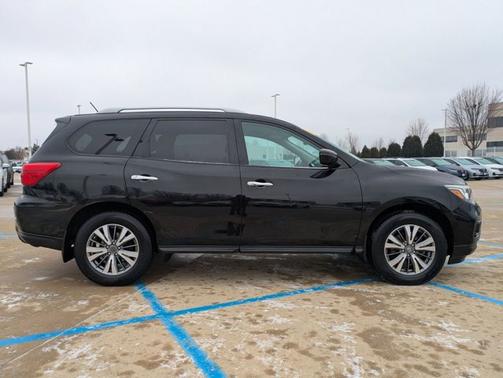 2017 Nissan Pathfinder SV