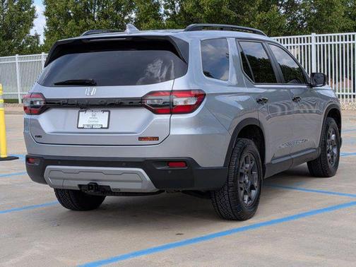 Lunar Silver Metallic 2025 Honda Pilot TrailSport