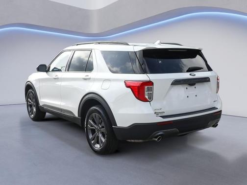 Star White Metallic Tri-Coat 2024 Ford Explorer XLT