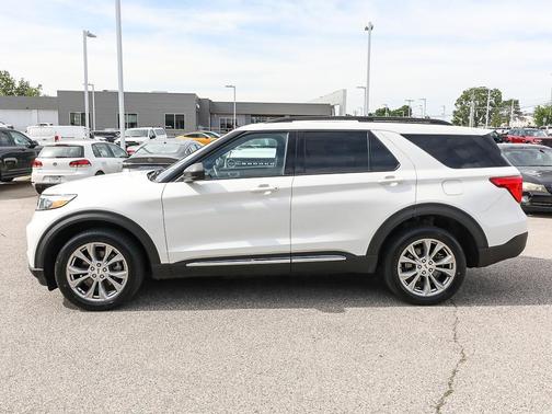 Star White Metallic Tri-Coat 2023 Ford Explorer XLT