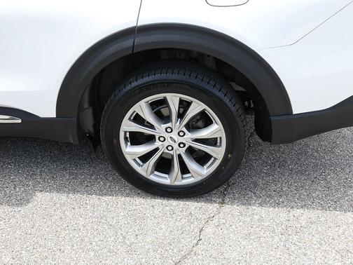 Star White Metallic Tri-Coat 2023 Ford Explorer XLT