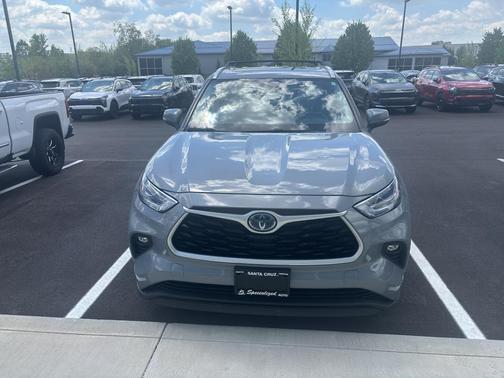 Cement 2023 Toyota Highlander Hybrid XLE