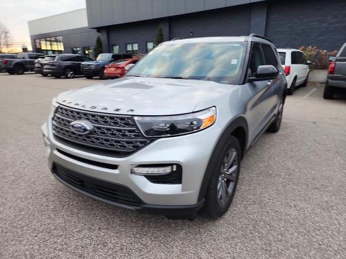 Iconic Silver Metallic 2023 Ford Explorer XLT