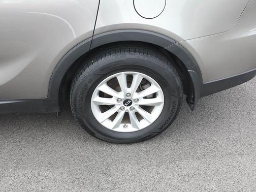 Titanium Silver 2019 Kia Sorento LX