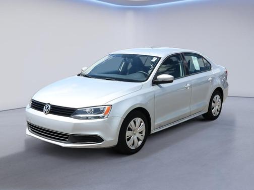 Silver 2014 Volkswagen Jetta Man SE