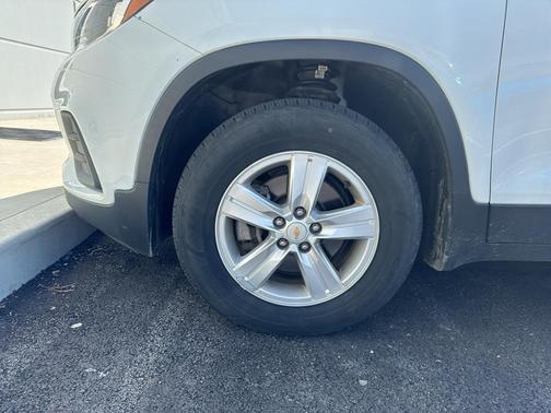 Summit White 2020 Chevrolet Trax LS