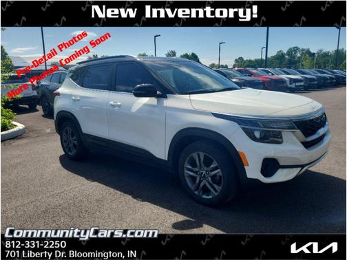 Clear White/Black Roof 2023 Kia Seltos S
