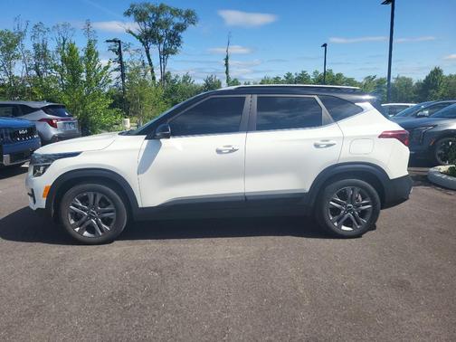 Clear White/Black Roof 2023 Kia Seltos S