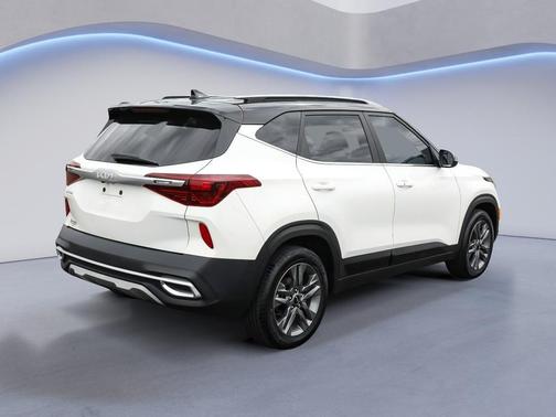Clear White/Black Roof 2023 Kia Seltos S
