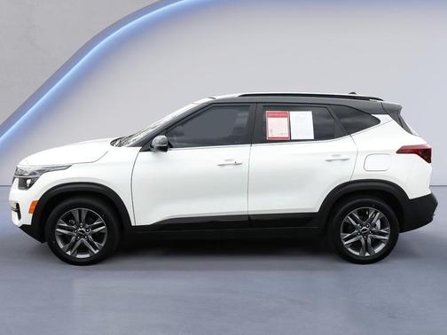 Clear White/Black Roof 2023 Kia Seltos S