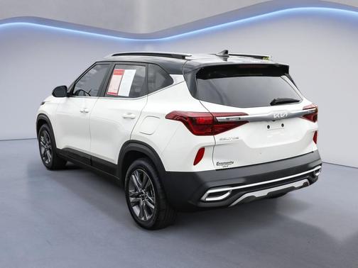 Clear White/Black Roof 2023 Kia Seltos S