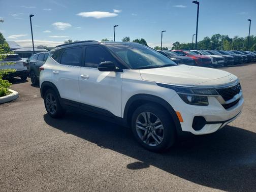 Clear White/Black Roof 2023 Kia Seltos S