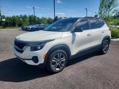 Clear White/Black Roof 2023 Kia Seltos S