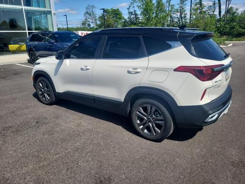 Clear White/Black Roof 2023 Kia Seltos S