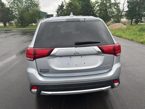 Cool Silver Metallic 2017 Mitsubishi Outlander ES S-AWC