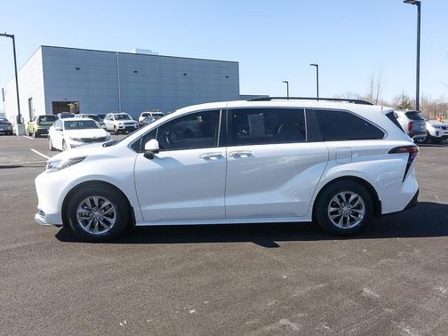 2022 Toyota Sienna XLE
