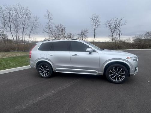 2018 Volvo XC90 T6 Momentum