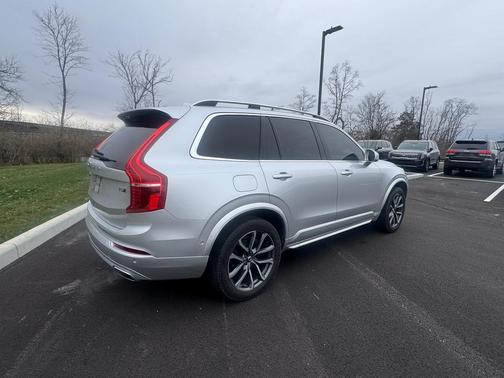 2018 Volvo XC90 T6 Momentum