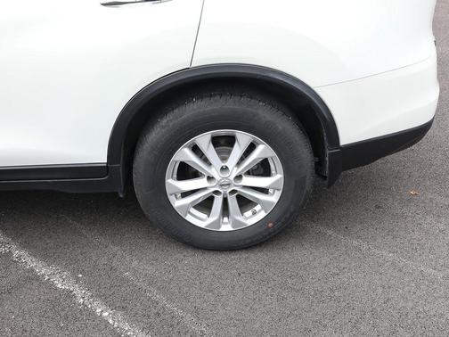 Pearl White 2015 Nissan Rogue SV