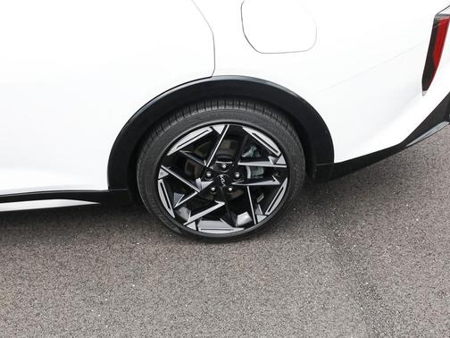 Snow White Pearl 2025 Kia K4 GT-Line