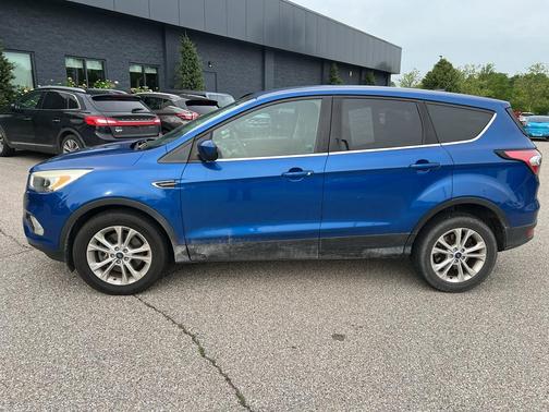 Lightning Blue Metallic 2017 Ford Escape SE