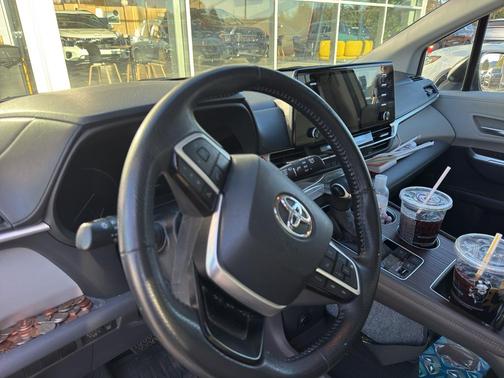 2022 Toyota Sienna XLE
