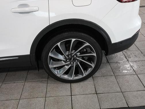 Pristine White Metallic Tri-Coat 2023 Lincoln Nautilus Reserve