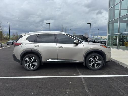 Champagne Silver Metallic 2023 Nissan Rogue SL