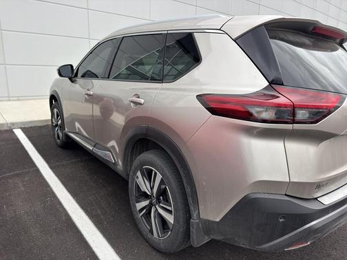 Champagne Silver Metallic 2023 Nissan Rogue SL