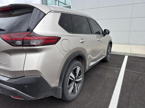 Champagne Silver Metallic 2023 Nissan Rogue SL