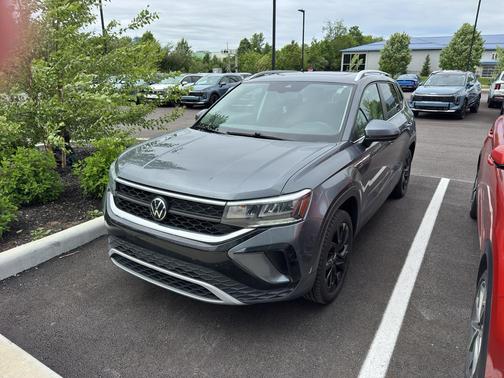 Platinum Gray Metallic 2024 Volkswagen Taos 1.5T SE