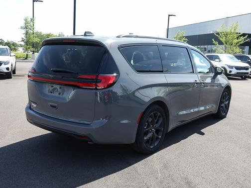Ceramic Gray Clearcoat 2022 Chrysler Pacifica Touring L