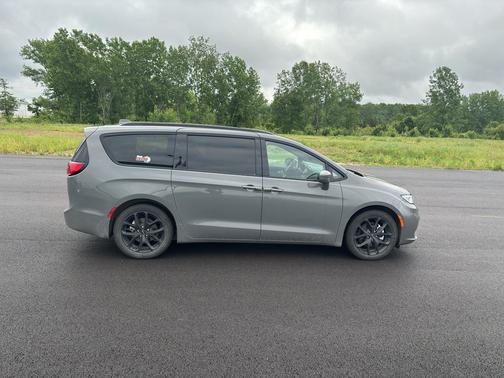 Ceramic Gray Clearcoat 2022 Chrysler Pacifica Touring L