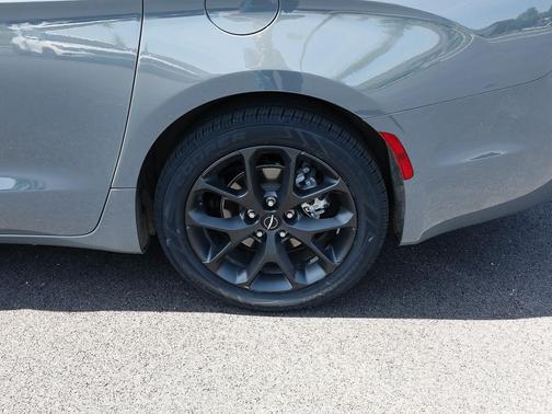 Ceramic Gray Clearcoat 2022 Chrysler Pacifica Touring L