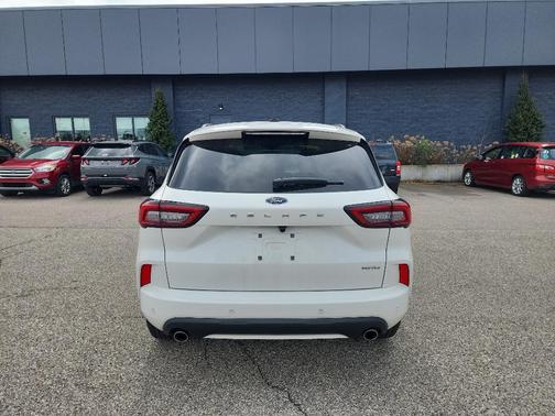 Star White Metallic Tri-Coat 2023 Ford Escape ST-Line