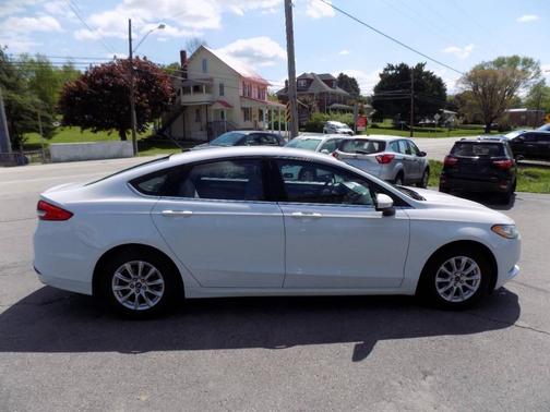 White 2017 Ford Fusion SE