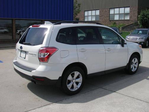 Crystal White Pearl 2016 Subaru Forester 2.5i Premium