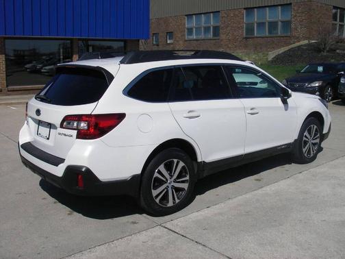 Crystal White Pearl 2018 Subaru Outback 2.5i Limited