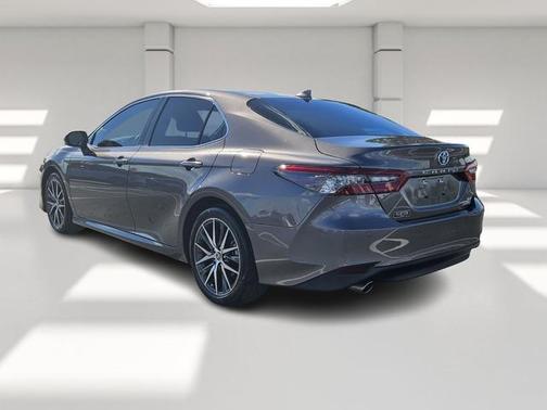 2022 Toyota Camry Hybrid XLE