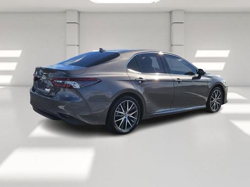 2022 Toyota Camry Hybrid XLE