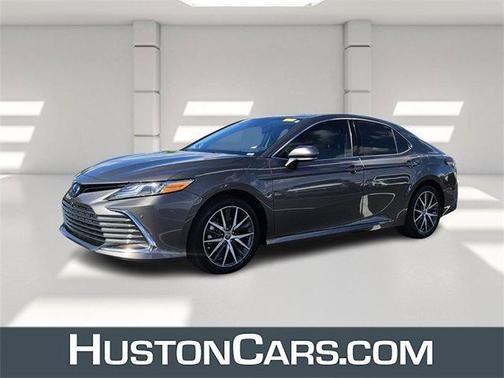 2022 Toyota Camry Hybrid XLE