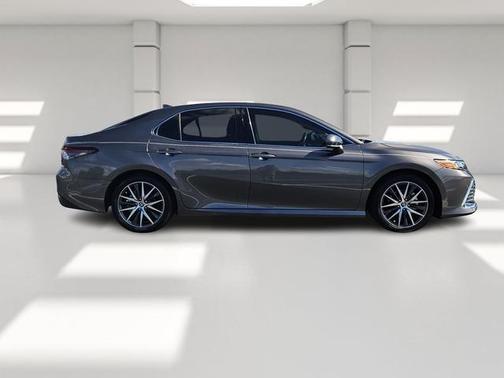 2022 Toyota Camry Hybrid XLE