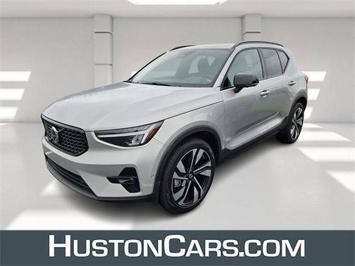 2025 Volvo XC40 B5 Plus Dark Theme