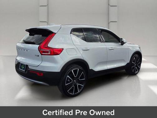 Crystal White 2022 Volvo XC40 T5 Inscription