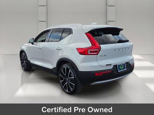 Crystal White 2022 Volvo XC40 T5 Inscription