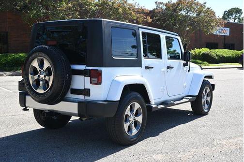 Bright White Clearcoat 2018 Jeep Wrangler JK Unlimited Sahara