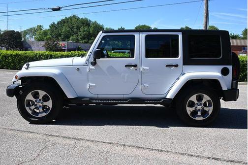 Bright White Clearcoat 2018 Jeep Wrangler JK Unlimited Sahara