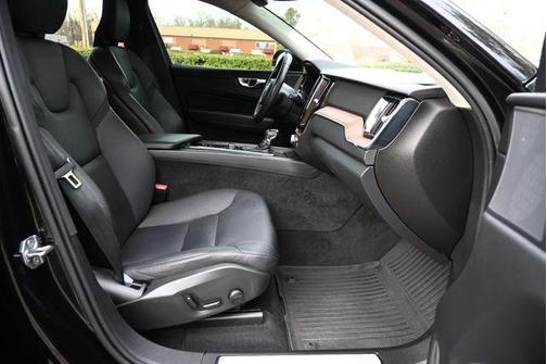 2021 Volvo XC60 T5 Momentum
