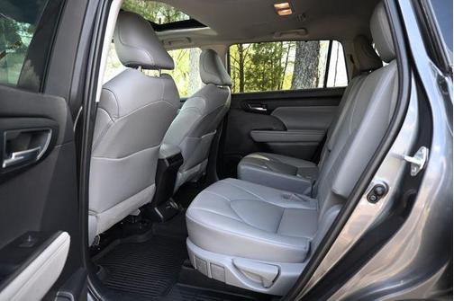 Magnetic Gray Metallic 2021 Toyota Highlander XLE